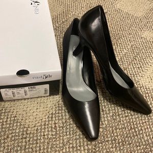 Black leather upper pumps